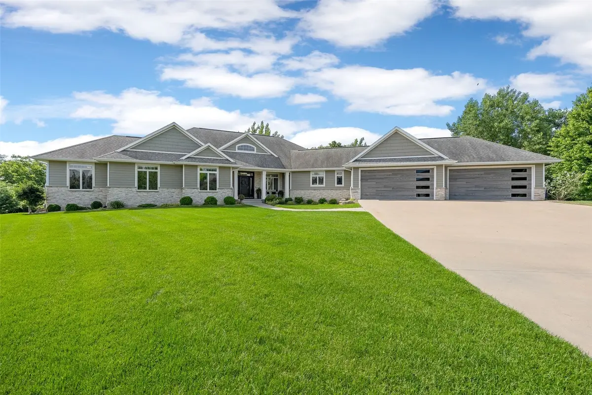 3003 Cedar River Court Ne, Cedar Rapids, IA 52411 - #1