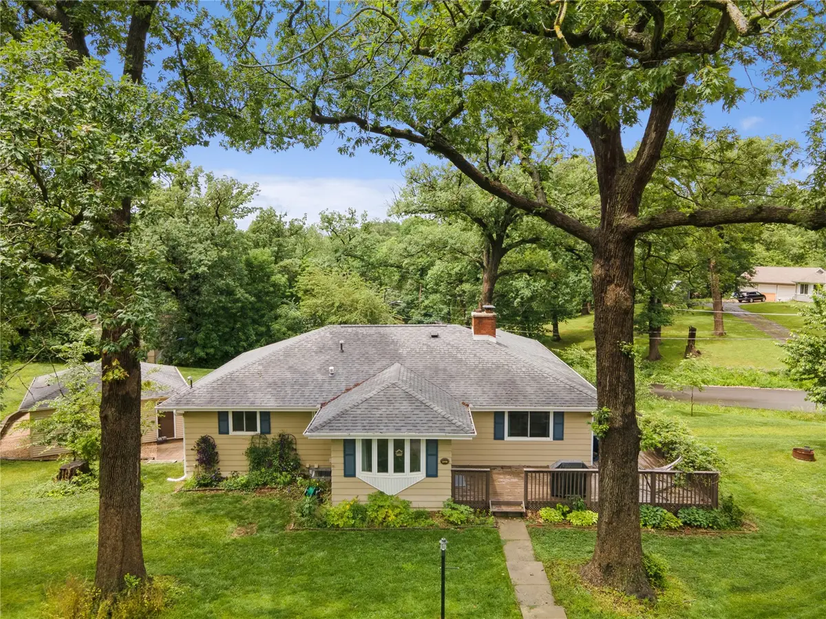 1227 Glenwood Drive Nw, Cedar Rapids, IA 52405 - #1