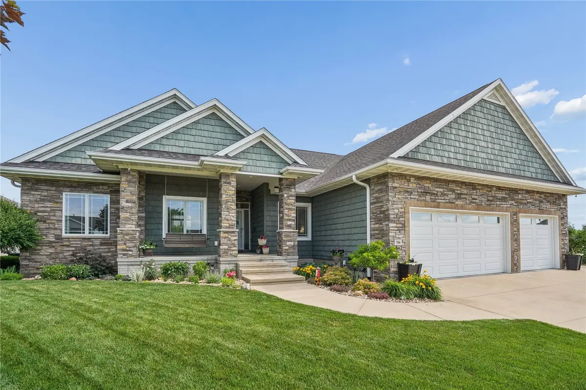 706 Jefferson Dr, Center Point, IA 52213 - #1