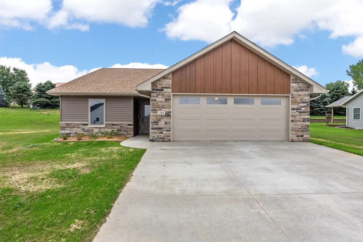 425 Council Street, Anamosa, IA 52205 - #1