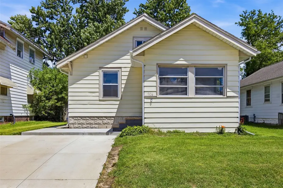 906 Center Point Rd Ne, Cedar Rapids, IA 52402 - #3