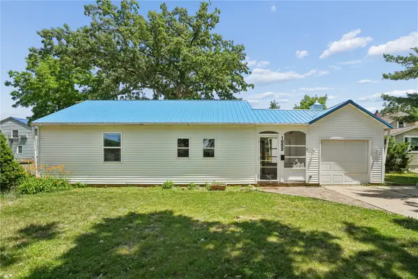 1052 Daniels Street Ne, Cedar Rapids, IA 52402