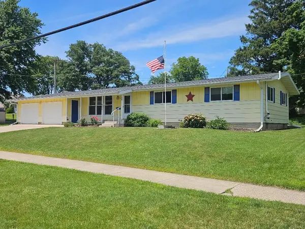 808 18th Street, Belle Plaine, IA 52208