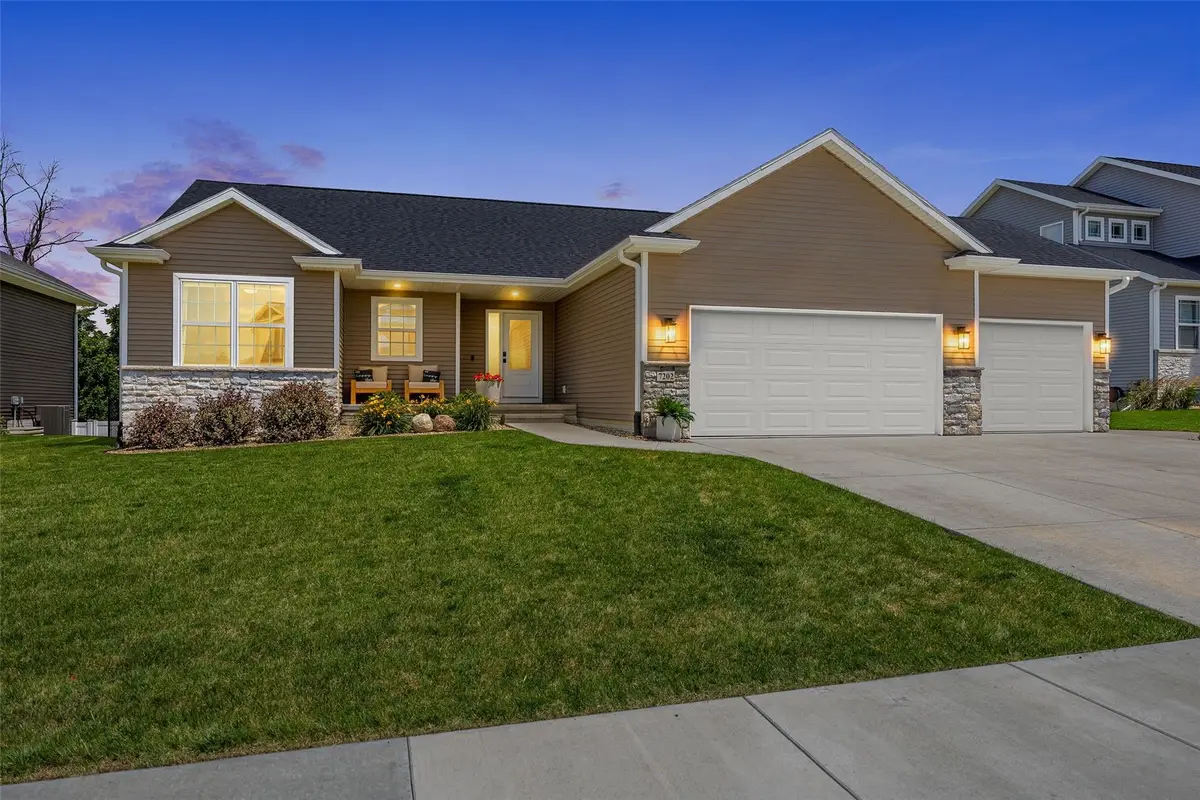 7202 Country Ridge Dr Nw, Cedar Rapids, IA 52405 - #1