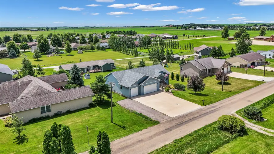 1214 E 13th Street, Vinton, IA 52349 - #3