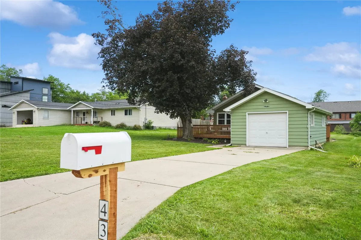 431 30th St Dr Se, Cedar Rapids, IA 52403 - #1
