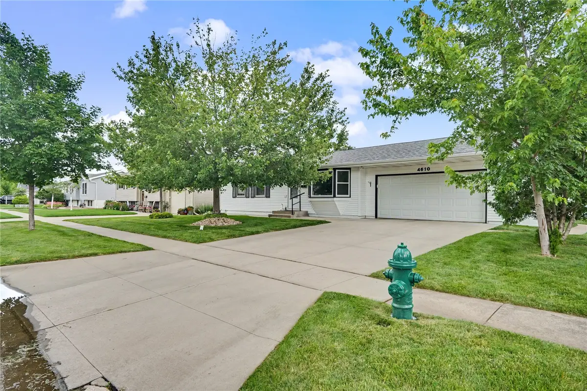 4610 Twin Pines Dr Ne, Cedar Rapids, IA 52402 - #1