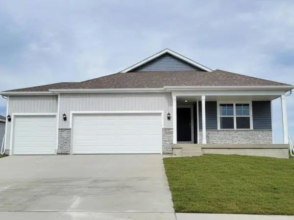 2877 Prairielight Drive, Hiawatha, IA 52233