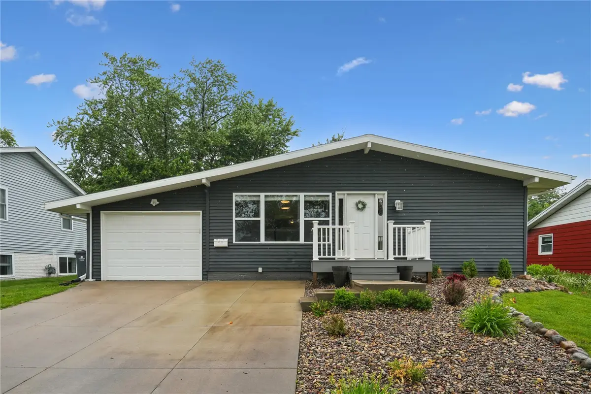 4233 Pineview Drive Ne, Cedar Rapids, IA 52402 - #1