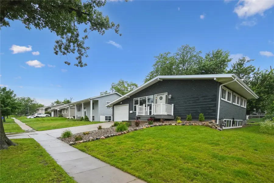 4233 Pineview Drive Ne, Cedar Rapids, IA 52402 - #2
