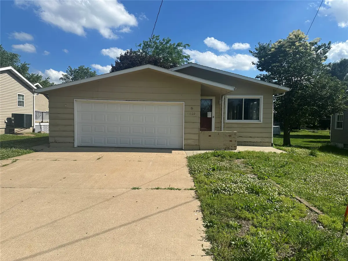 1122 3rd St E, Vinton, IA 52349 - #1