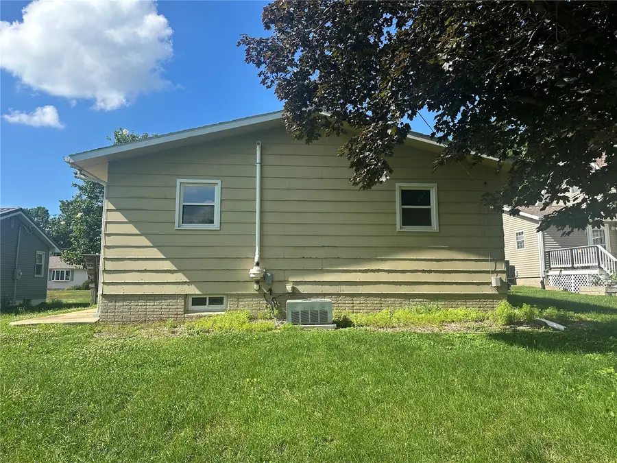 1122 3rd St E, Vinton, IA 52349 - #3