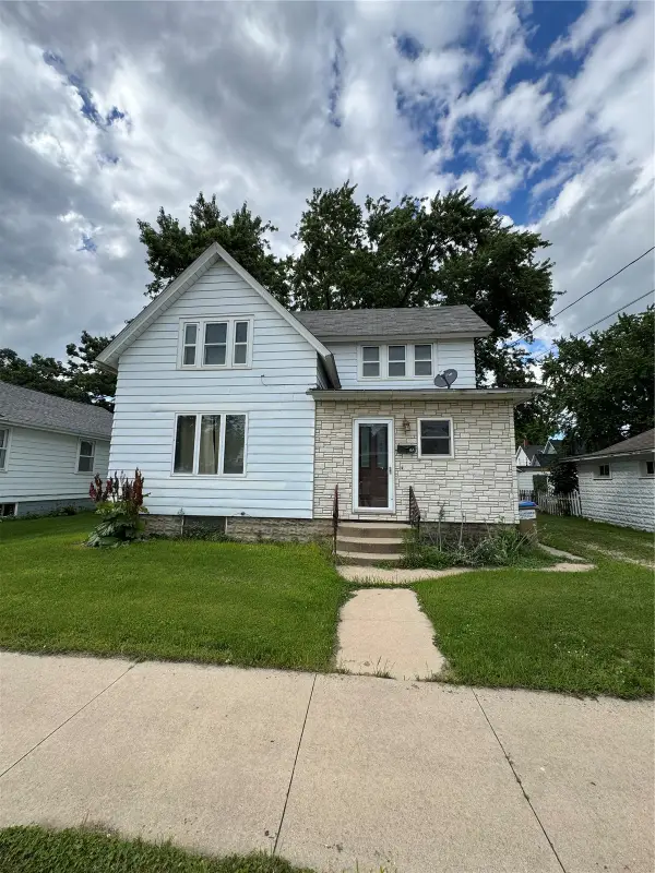 164 East Liberty St, Manchester, IA 52057