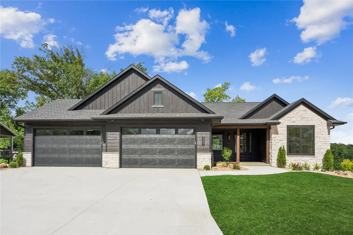 3057 Dell Ridge Ln, Hiawatha, IA 52233 - #1