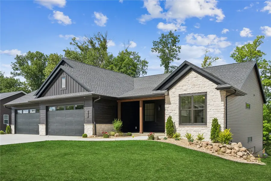 3057 Dell Ridge Ln, Hiawatha, IA 52233 - #3