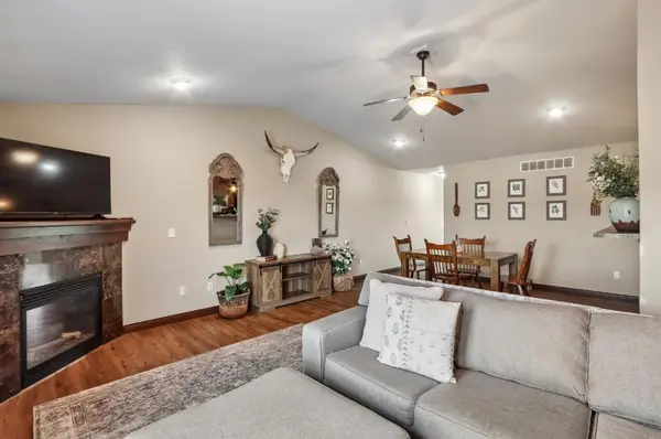 1542 Red Oak Dr, North Liberty, IA 52317