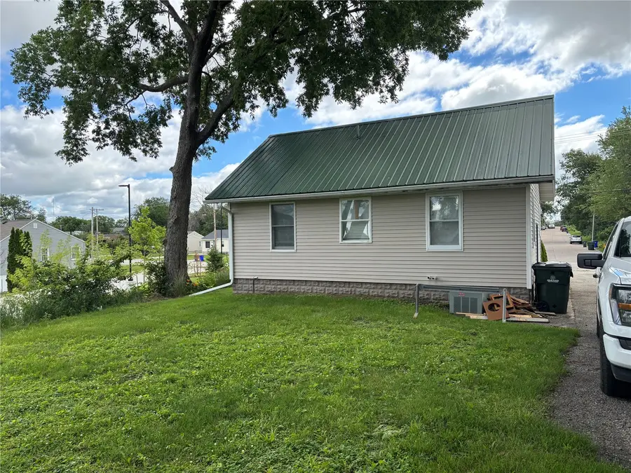 2963 Oakland Road Ne, Cedar Rapids, IA 52402 - #3
