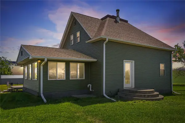 7188 28th Avenue, Newhall, IA 52315