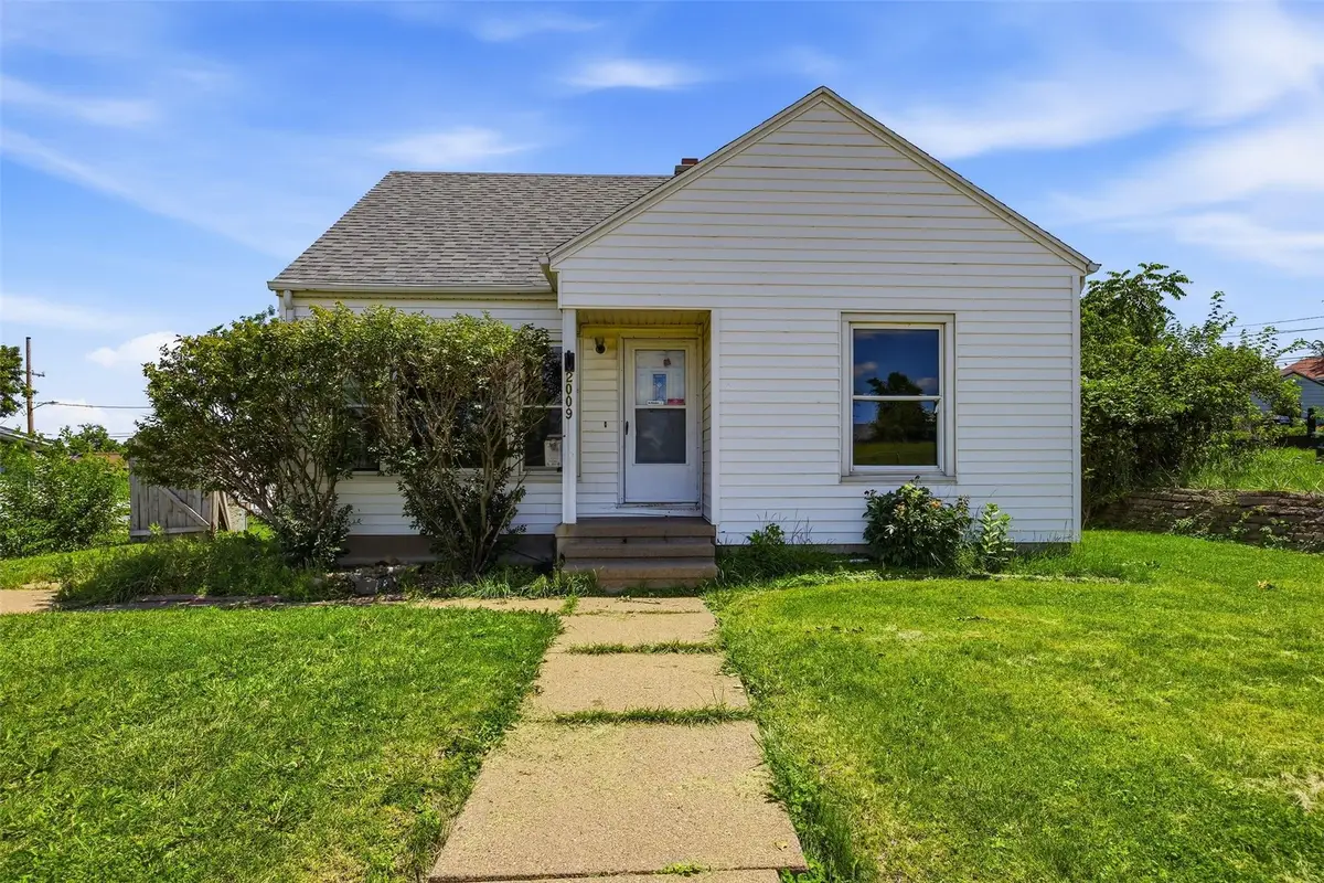 2009 3rd St Sw, Cedar Rapids, IA 52404 - #1