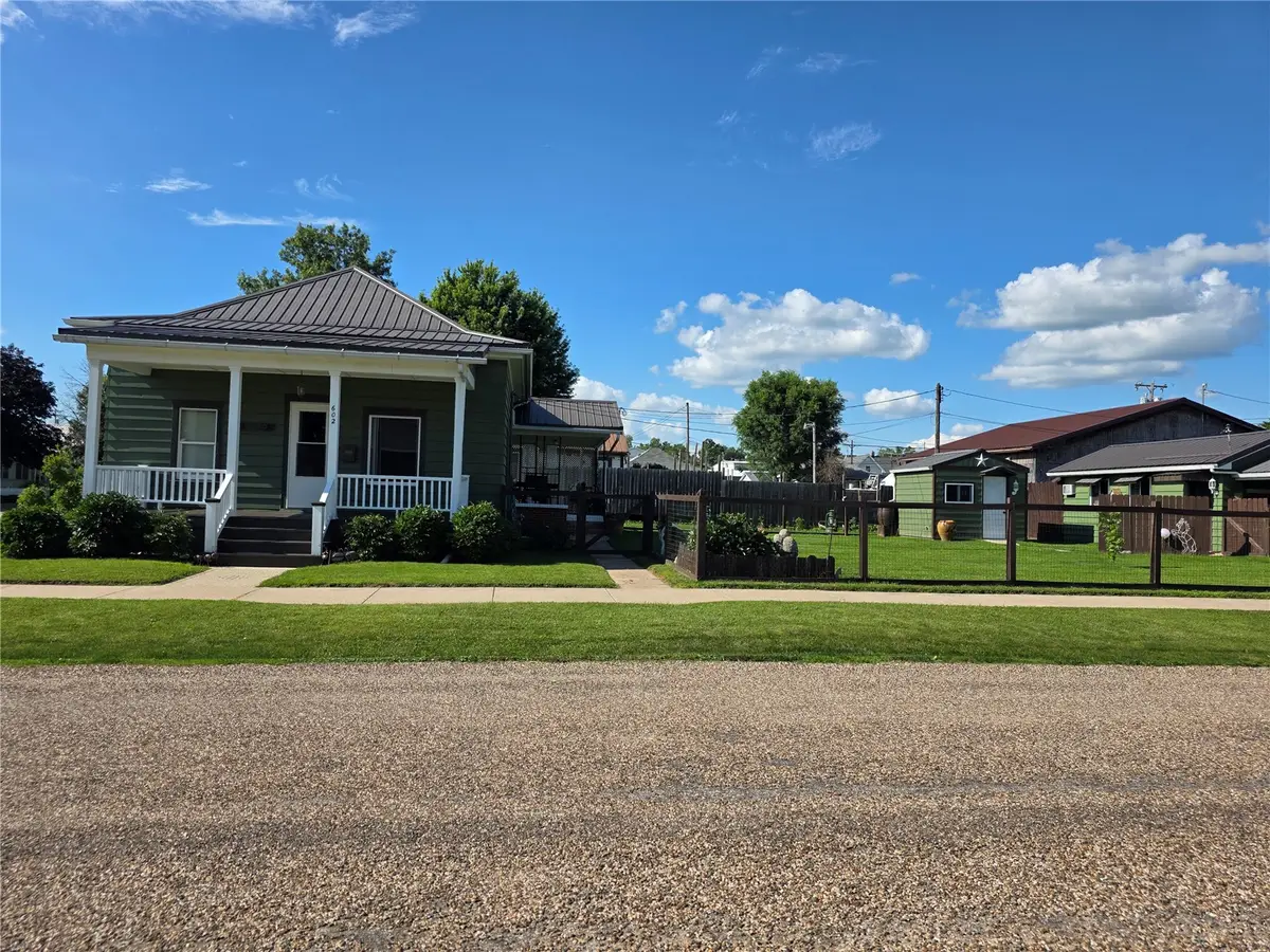 602 10th Street, Belle Plaine, IA 52208 - #1