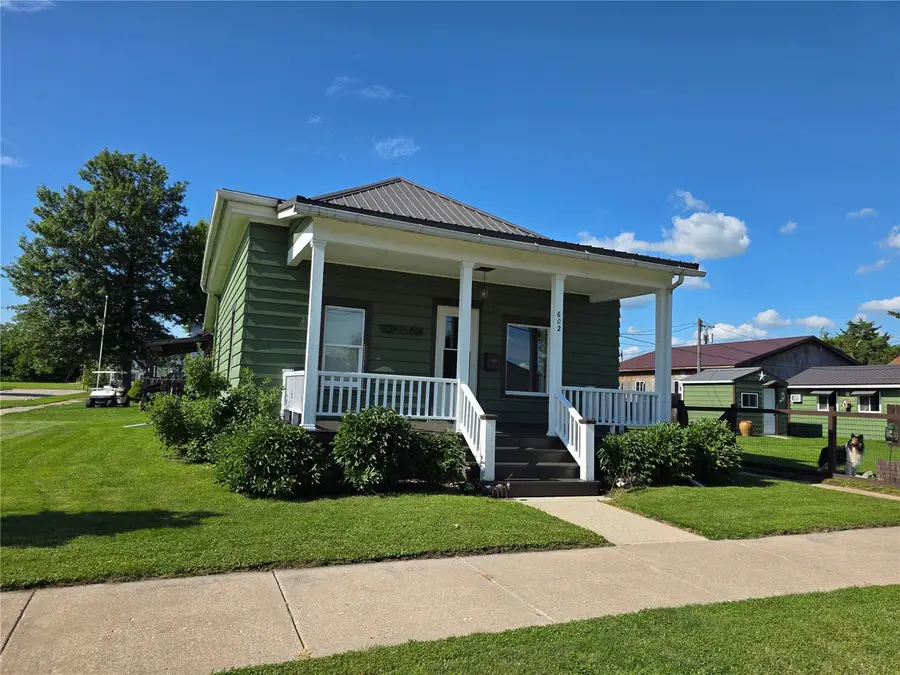 602 10th Street, Belle Plaine, IA 52208 - #2