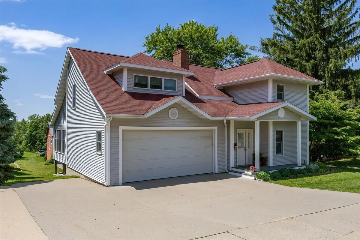 215 10th Avenue Sw, Mount Vernon, IA 52314 - #1