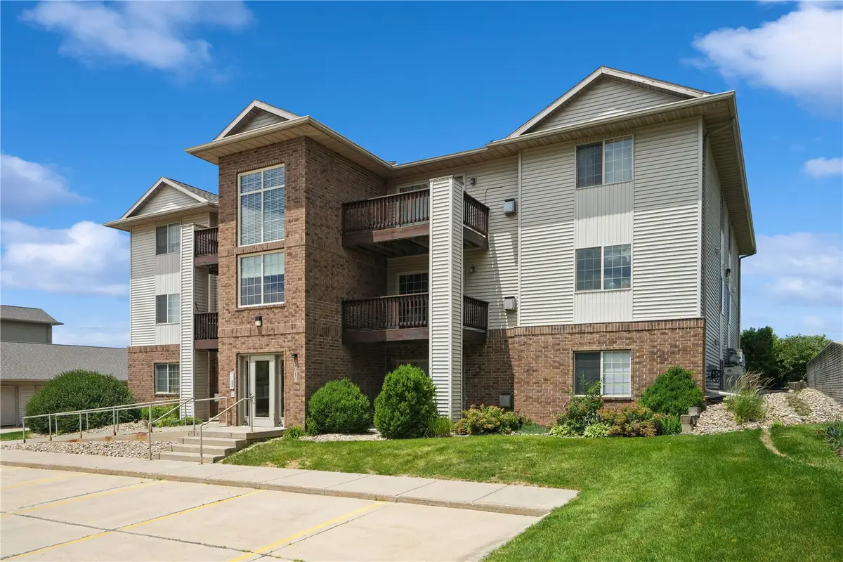 3010 Wilson Sw #11, Cedar Rapids, IA 52404 - #1