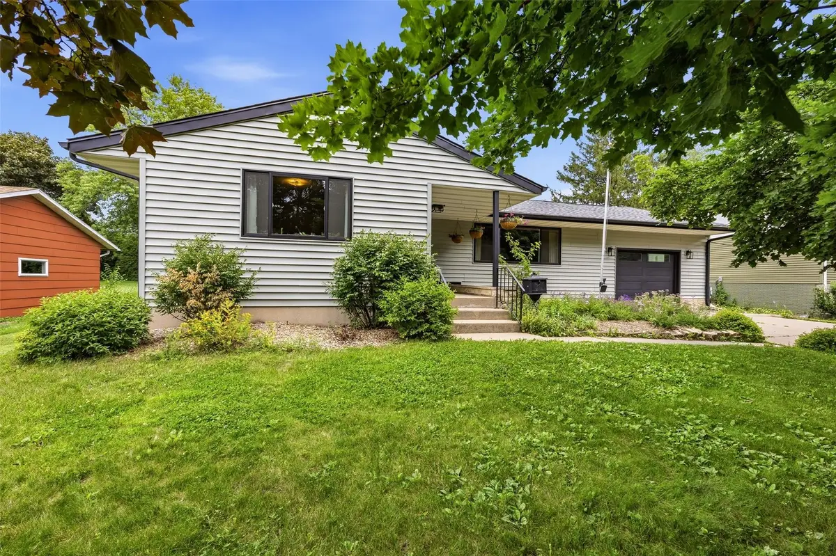 225 8th Nw, Mount Vernon, IA 52314 - #1