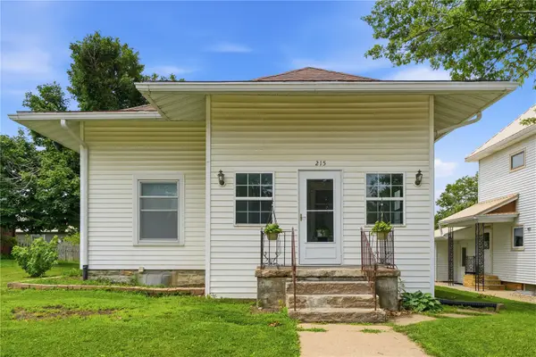 215 Main St, Newhall, IA 52315