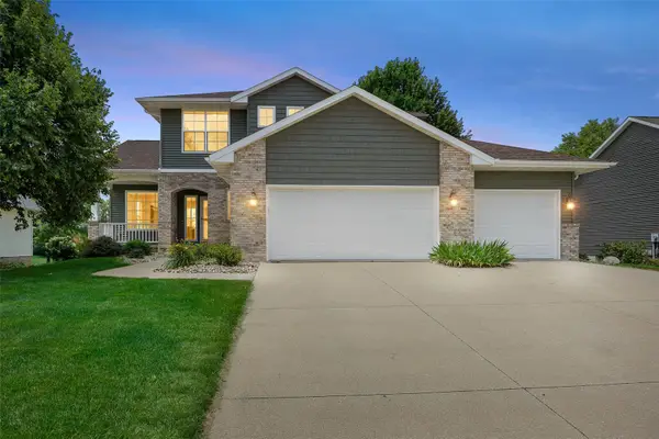 860 Wolf Ridge Road, Hiawatha, IA 52233