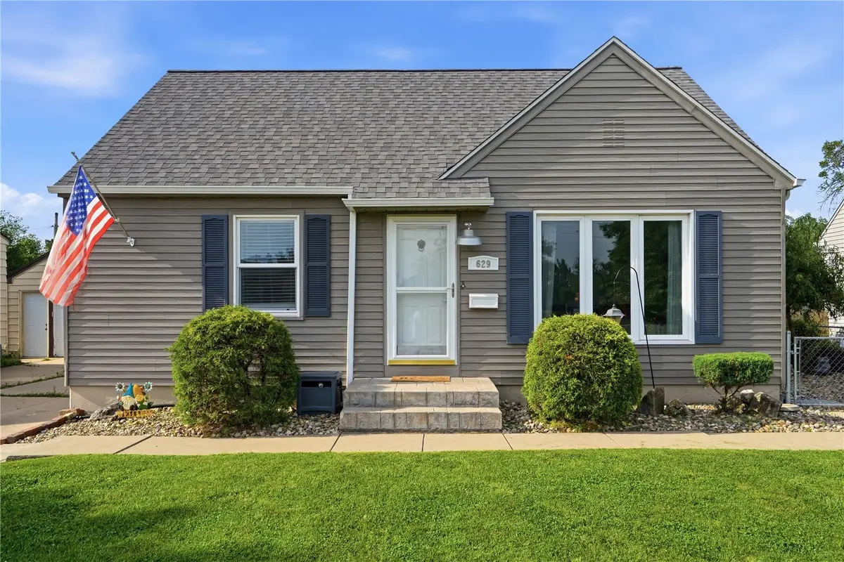 629 37th St Ne, Cedar Rapids, IA 52402 - #1