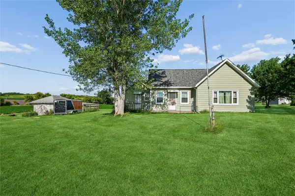 7771 13th Ave Drive, Belle Plaine, IA 52208