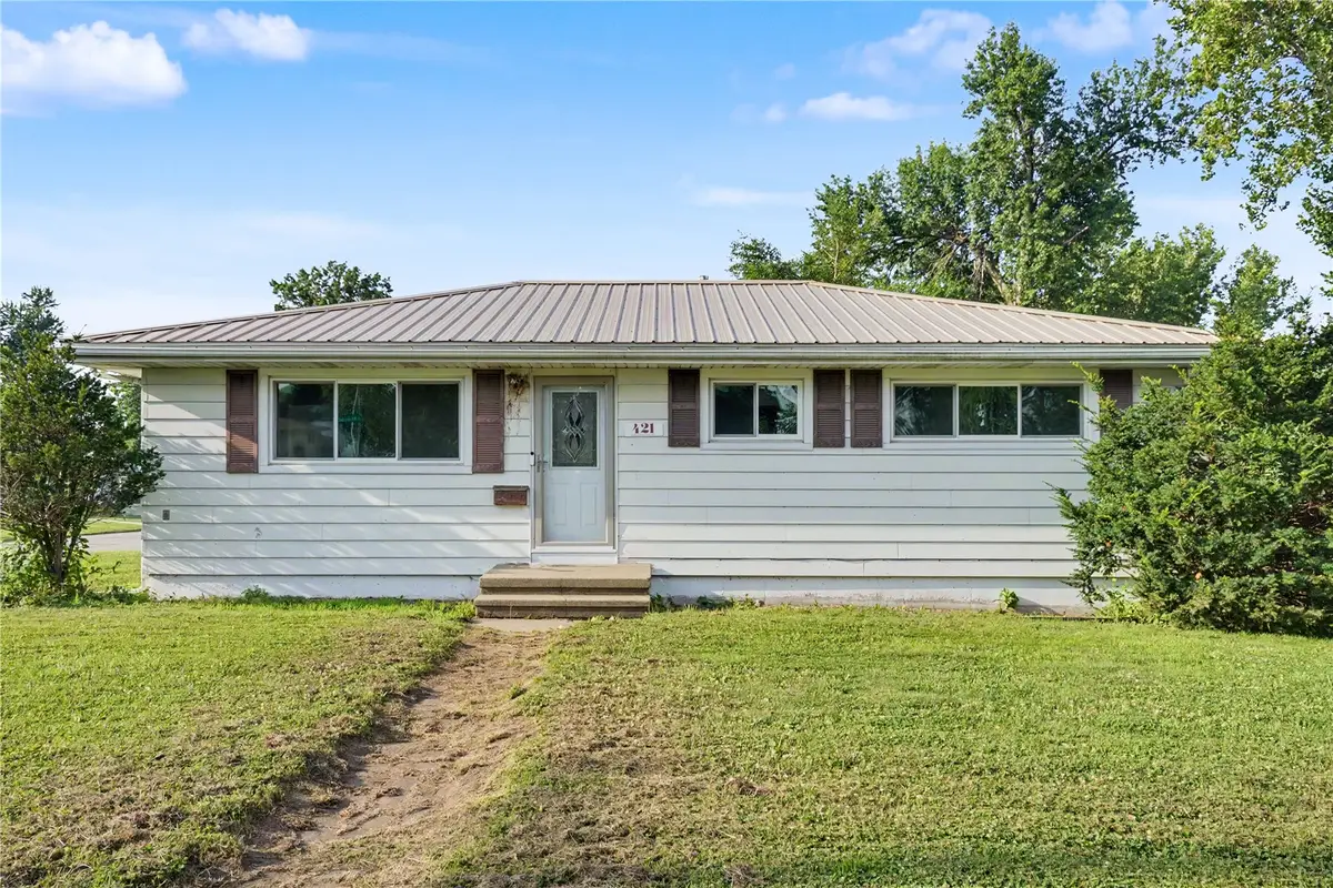 421 Wilson Ave Drive Sw, Cedar Rapids, IA 52404 - #1