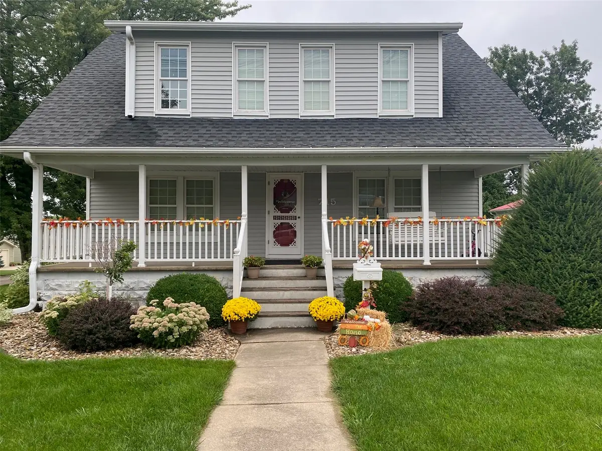715 W 15th Street, Vinton, IA 52349 - #1