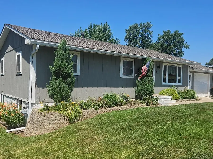 1506 Sunset Drive, Belle Plaine, IA 52208 - #2