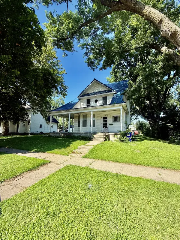 421 4th Avenue S, Washington, IA 52352