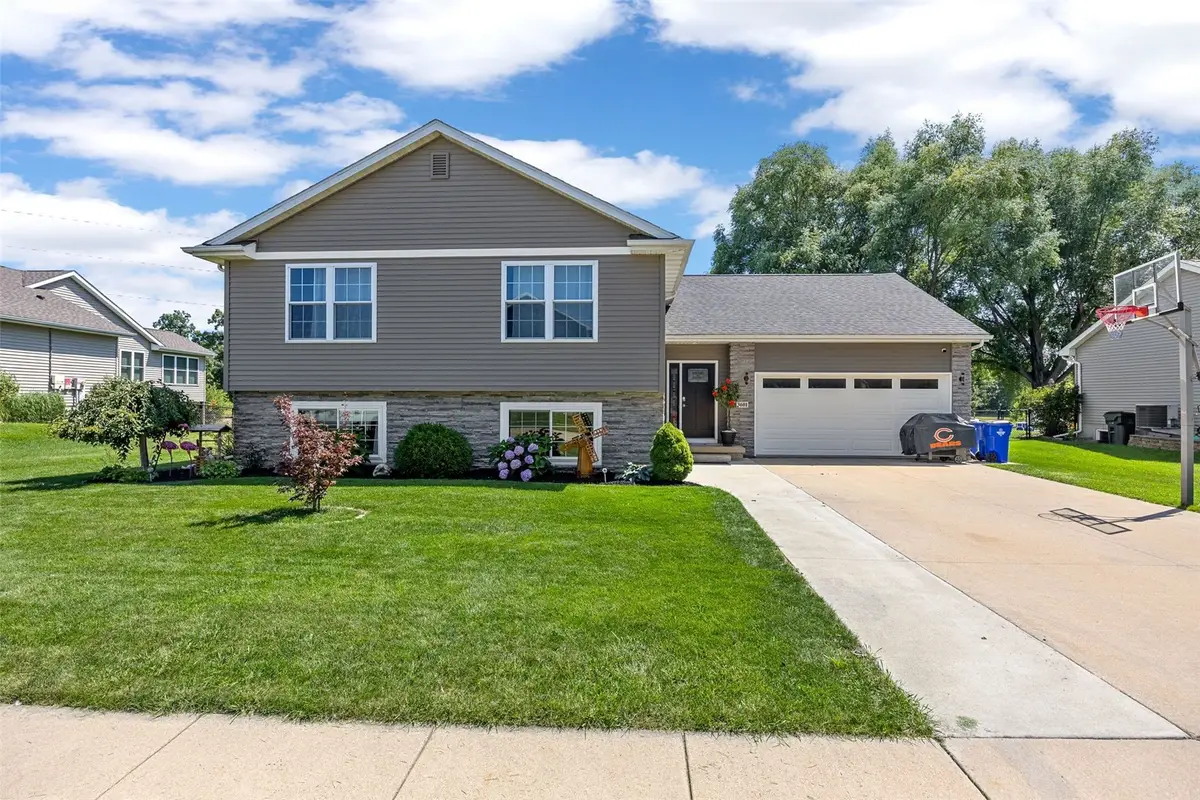 3601 Prairie Creek Road Sw, Cedar Rapids, IA 52404 - #1
