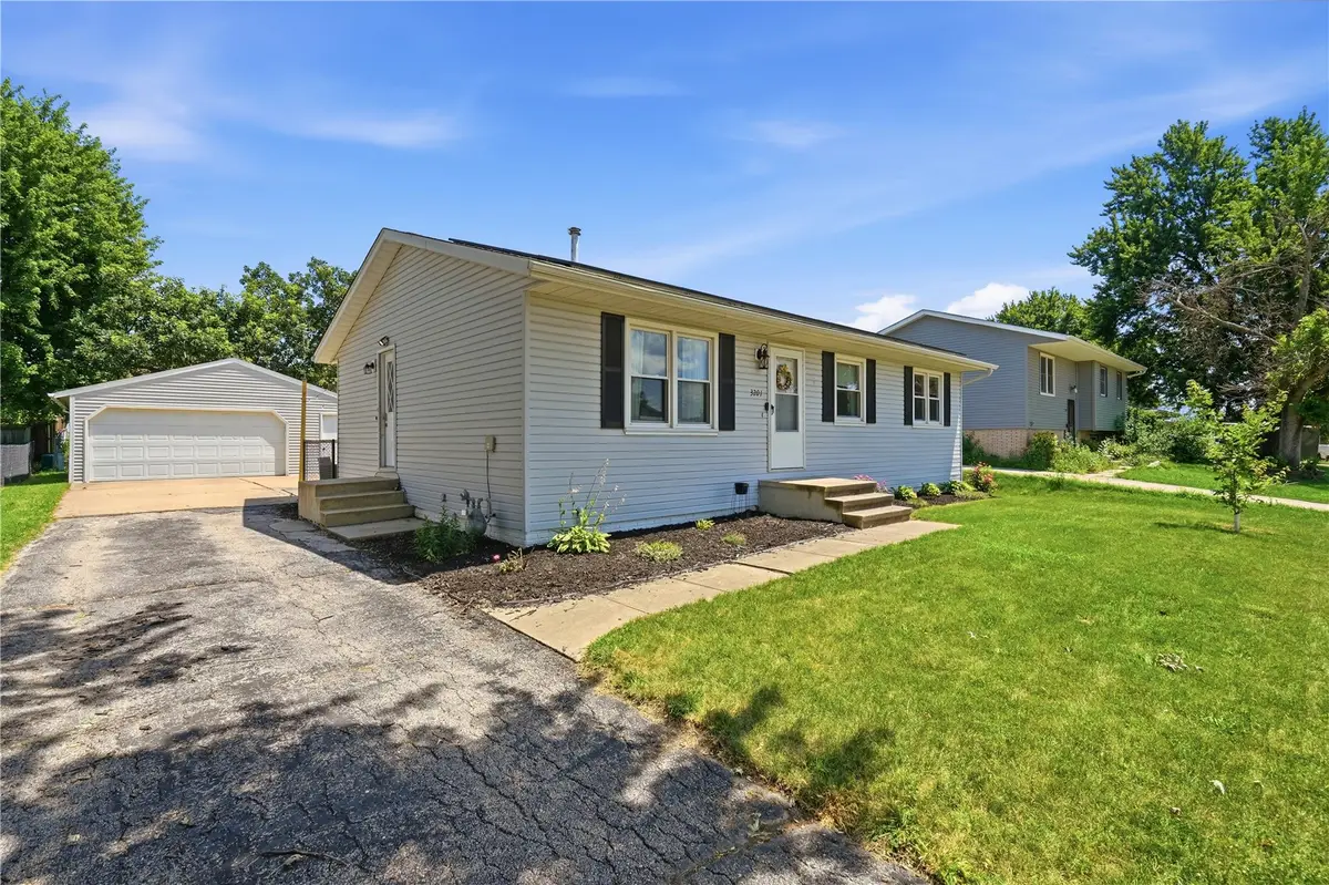 3201 2nd St, Marion, IA 52302 - #1