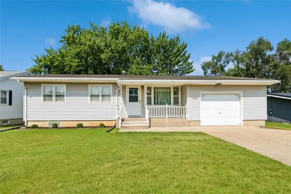 1216 N 2nd Street, Manchester, IA 52057