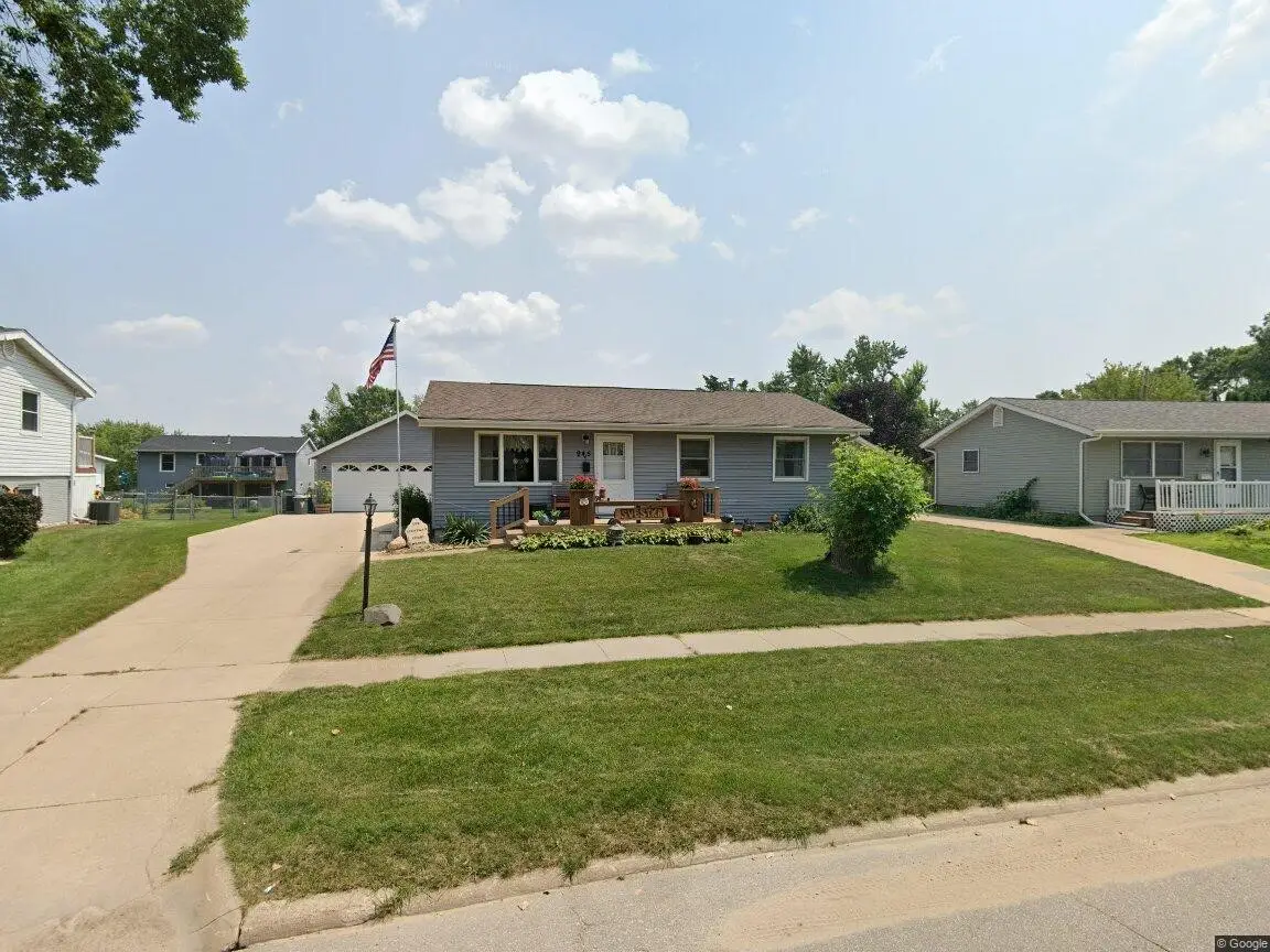 945 Lindale Dr, Marion, IA 52302 - #1