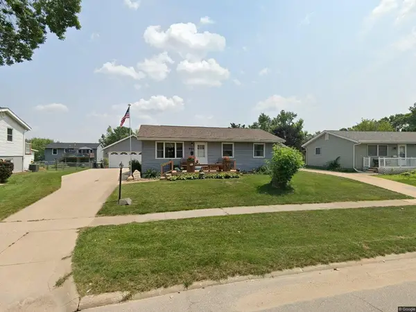 945 Lindale Dr, Marion, IA 52302