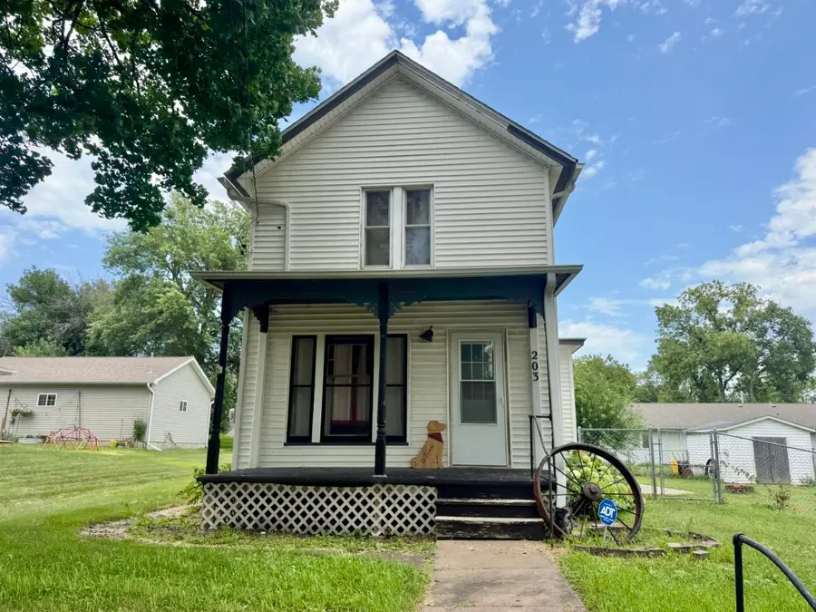 203 E Walnut Street, Williamsburg, IA 52361 - #2