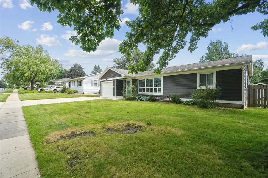 1725 Country Club Dr, Marion, IA 52302 - #2