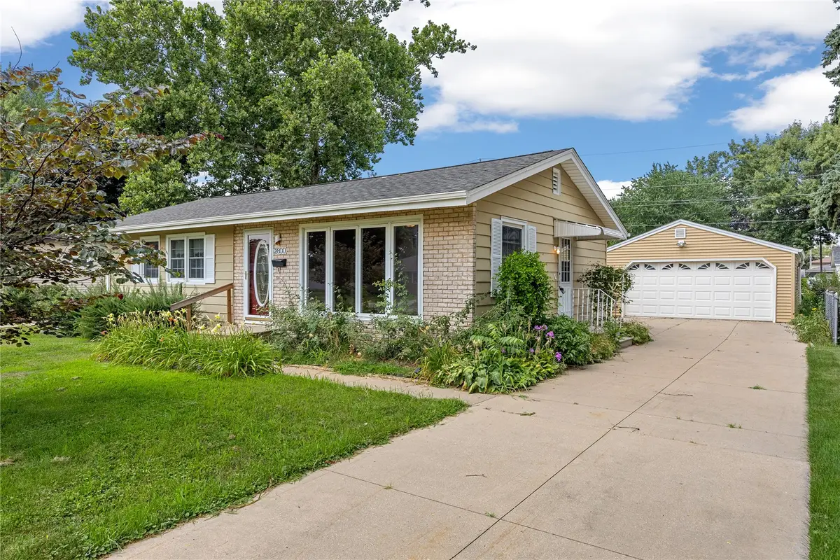 2800 3rd Avenue, Marion, IA 52302 - #1