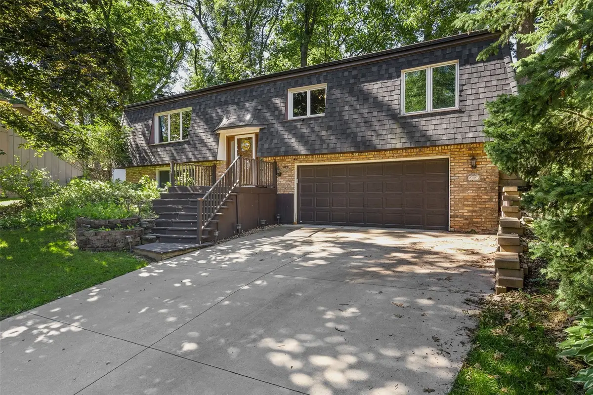 2023 Sandalwood Drive Ne, Cedar Rapids, IA 52402 - #1