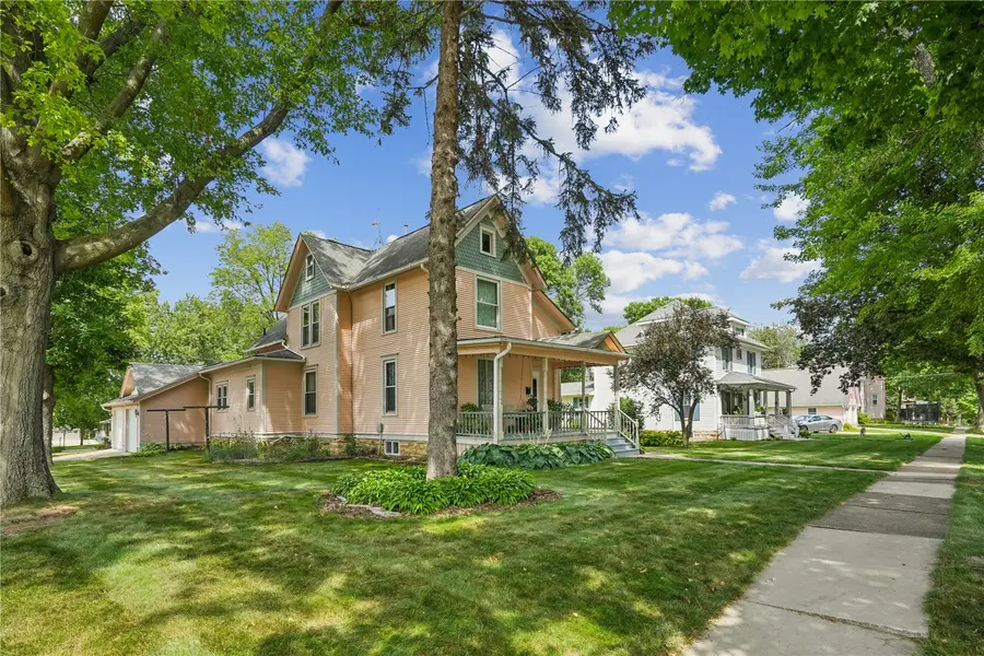 617 7th St Nw, Mount Vernon, IA 52314 - #3
