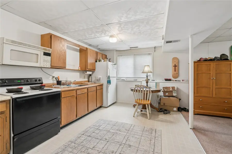 409 S 7th Avenue, Iowa City, IA 52245 - #3