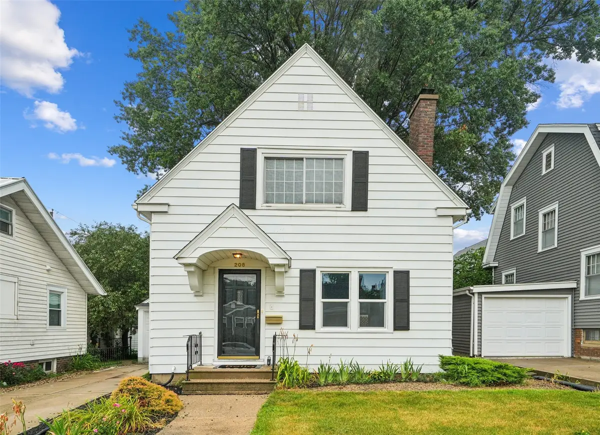 208 24th Street Ne, Cedar Rapids, IA 52402 - #1