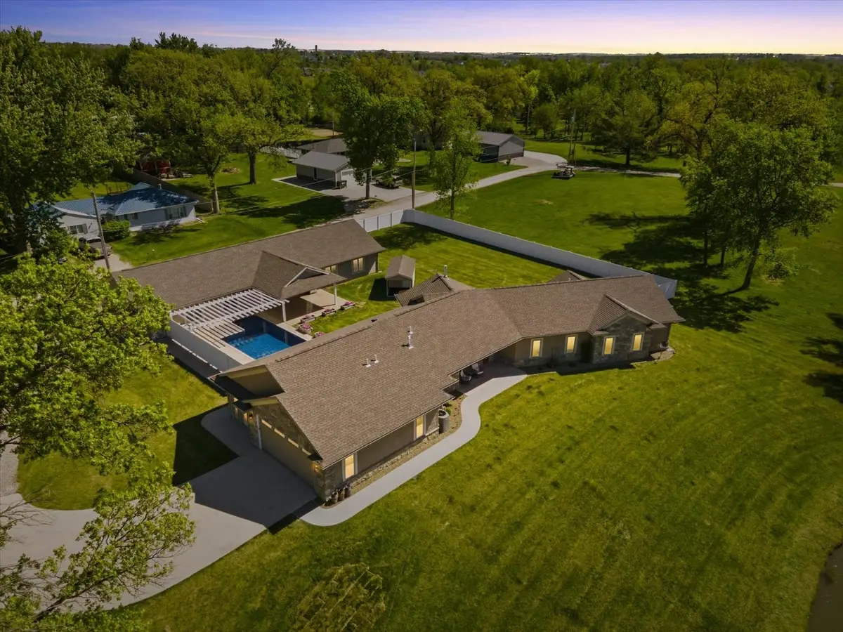 4039 10th St, Marion, IA 52302 - #1