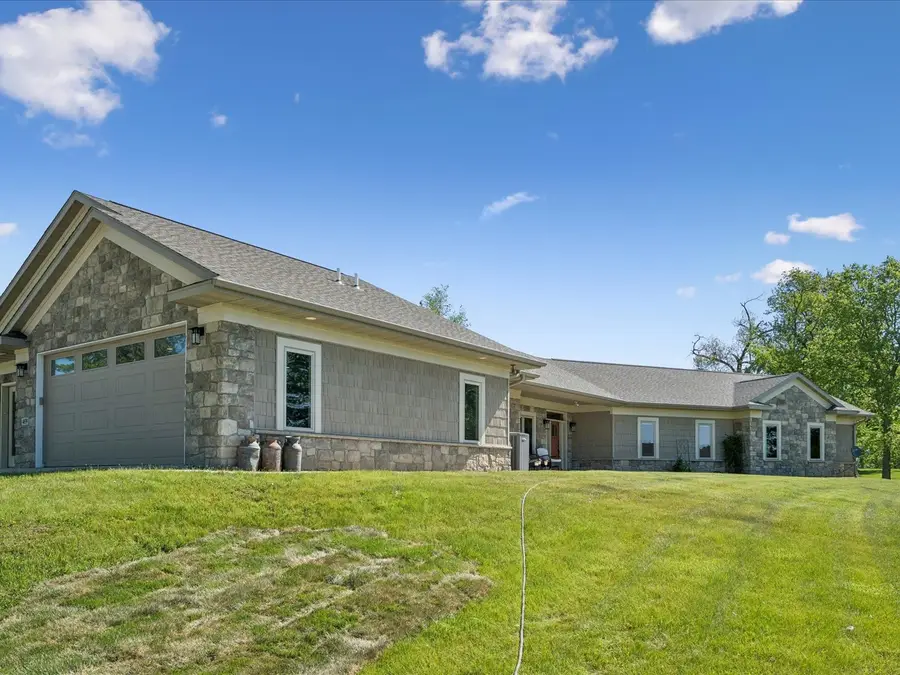 4039 10th St, Marion, IA 52302 - #2